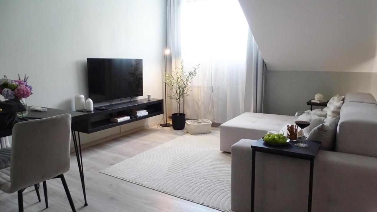 Petite Grey Apartment With Free Private Parking Zagreb Buitenkant foto